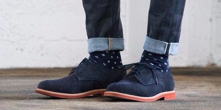 granatowe_buty_zamszowe_businesssinsider-com