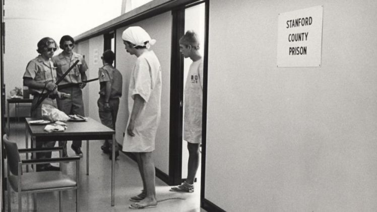 eksperyment-więzienny-zimbardo-ubior_4
