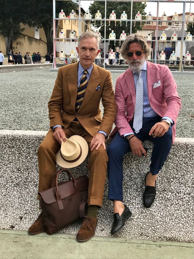 marynarka_siadanie_rozpinanie_guzikow